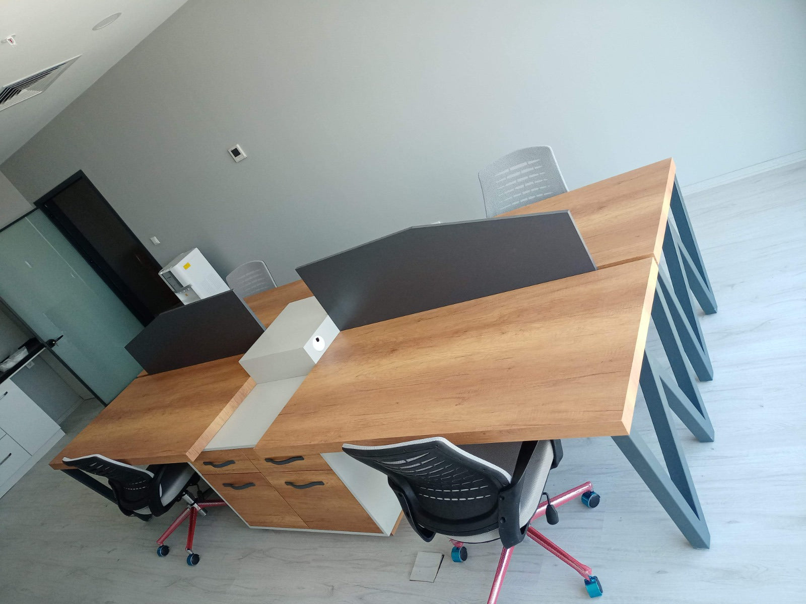 4-Person Workstation Space