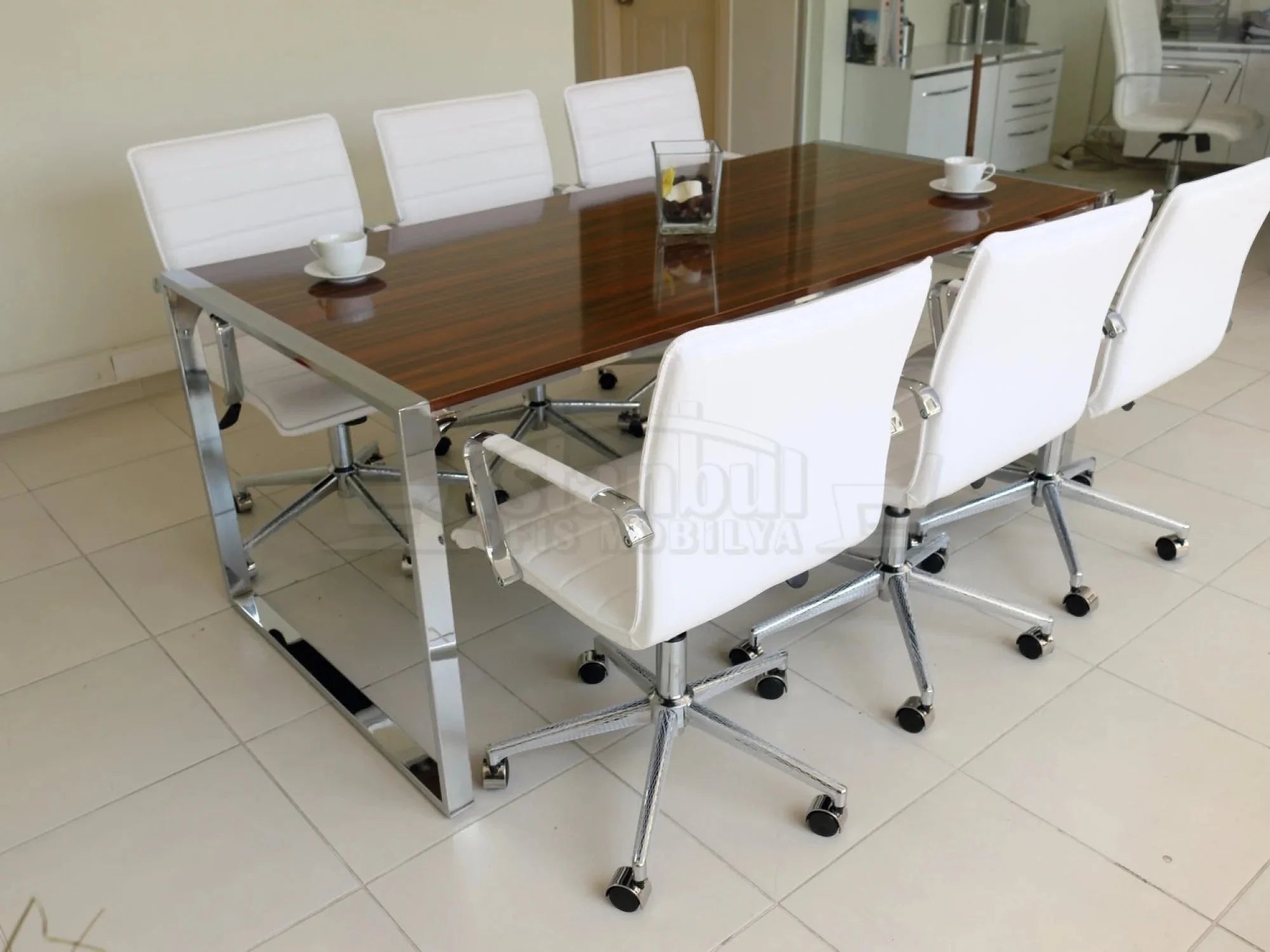 İstanbul Ofis Mobilya ahşap dokulu modern toplantı masası ve beyaz deri ofis koltukları takımı