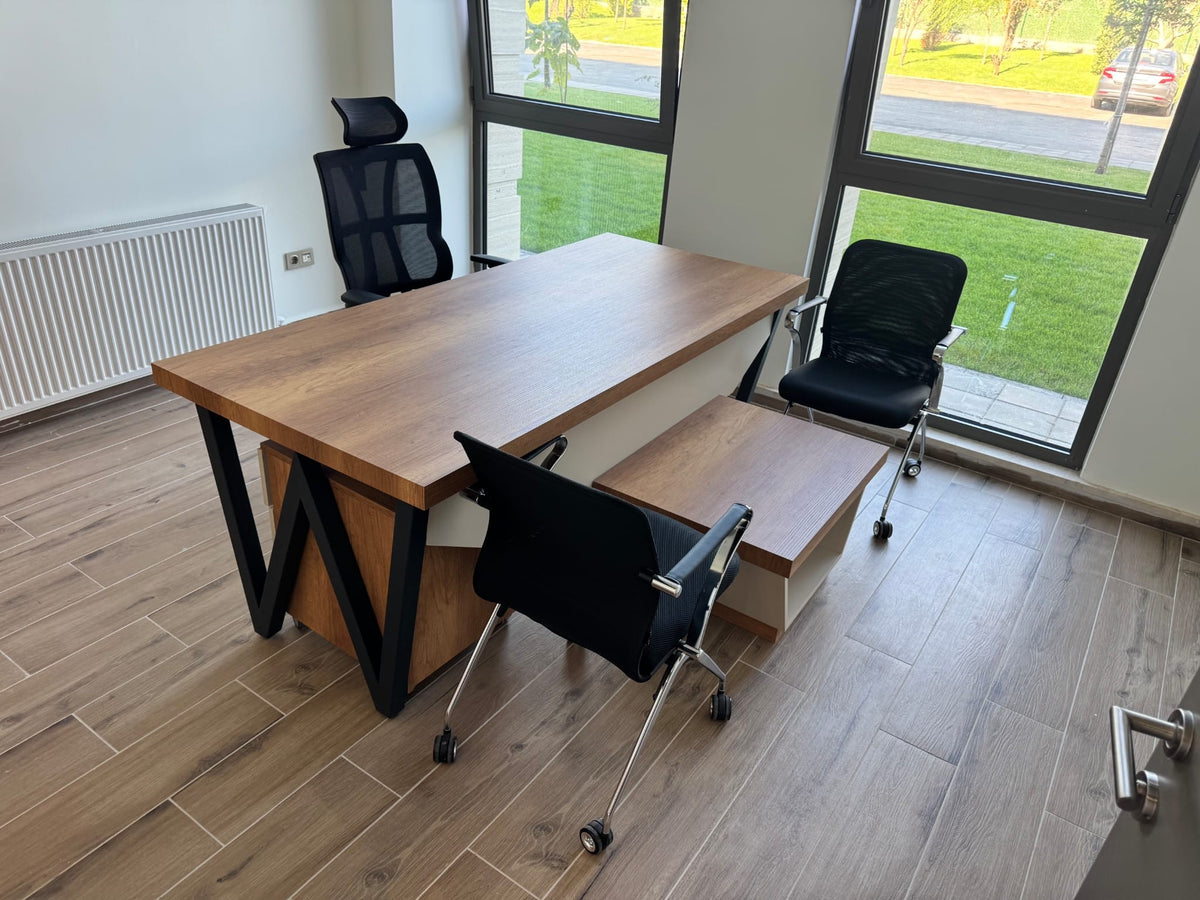 İstanbul Ofis Mobilya Dudullu OSB okul projesi için ahşap görünümlü çalışma masası ve siyah ofis sandalyeleri takımı