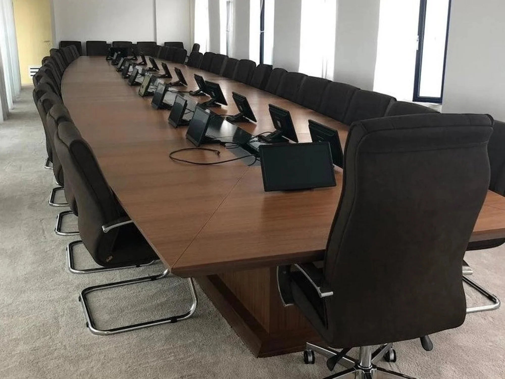 İstanbul Ofis Mobilya ceviz kaplama masif ahşap geniş katılımlı toplantı masası ve siyah ergonomik ofis sandalyeleri