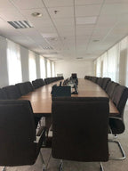İstanbul Ofis Mobilya tasarımı ceviz kaplama masif ahşap geniş katılımlı modern ofis toplantı masası ve koltukları