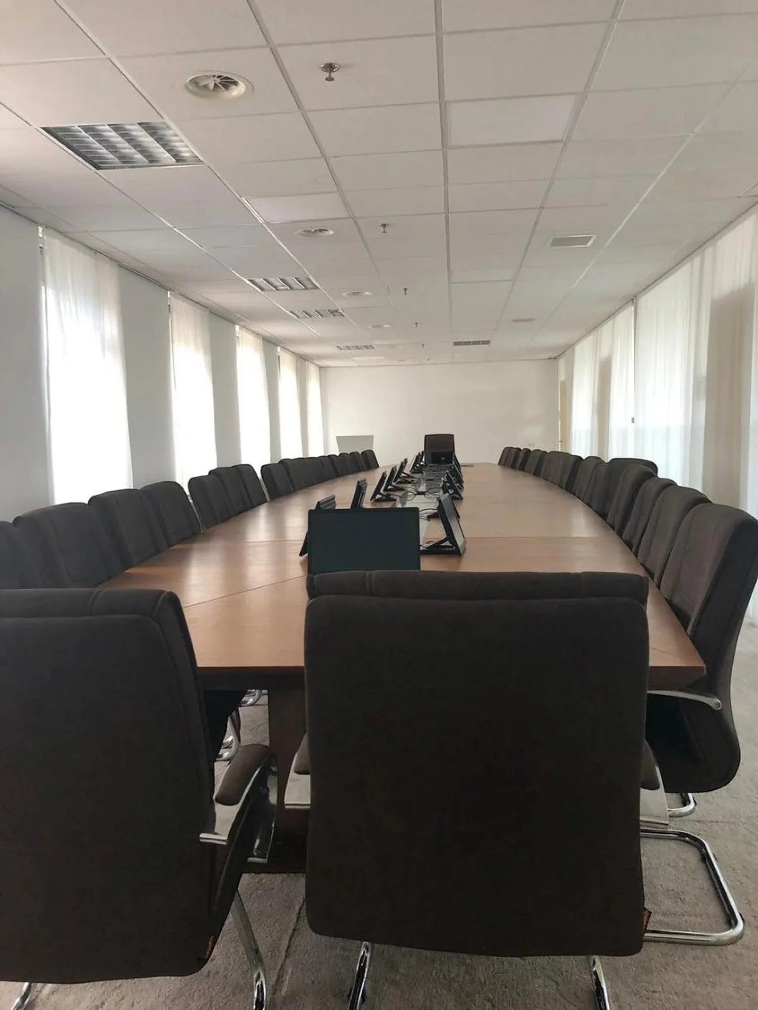İstanbul Ofis Mobilya tasarımı ceviz kaplama masif ahşap geniş katılımlı modern ofis toplantı masası ve koltukları