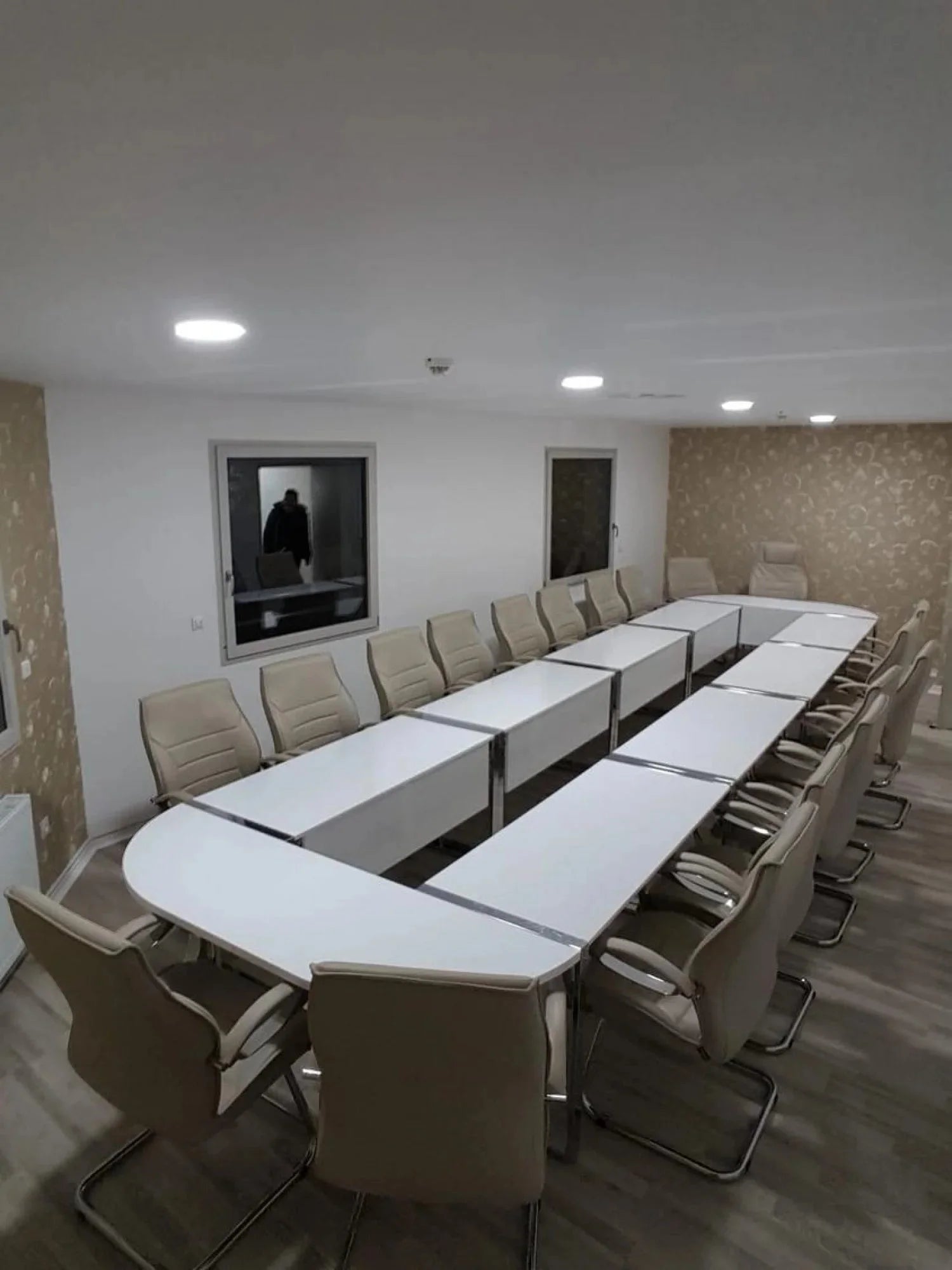 İstanbul Ofis Mobilya beyaz geniş U tipi toplantı masası ve bej ofis sandalyeleri ile modern toplantı odası düzeni