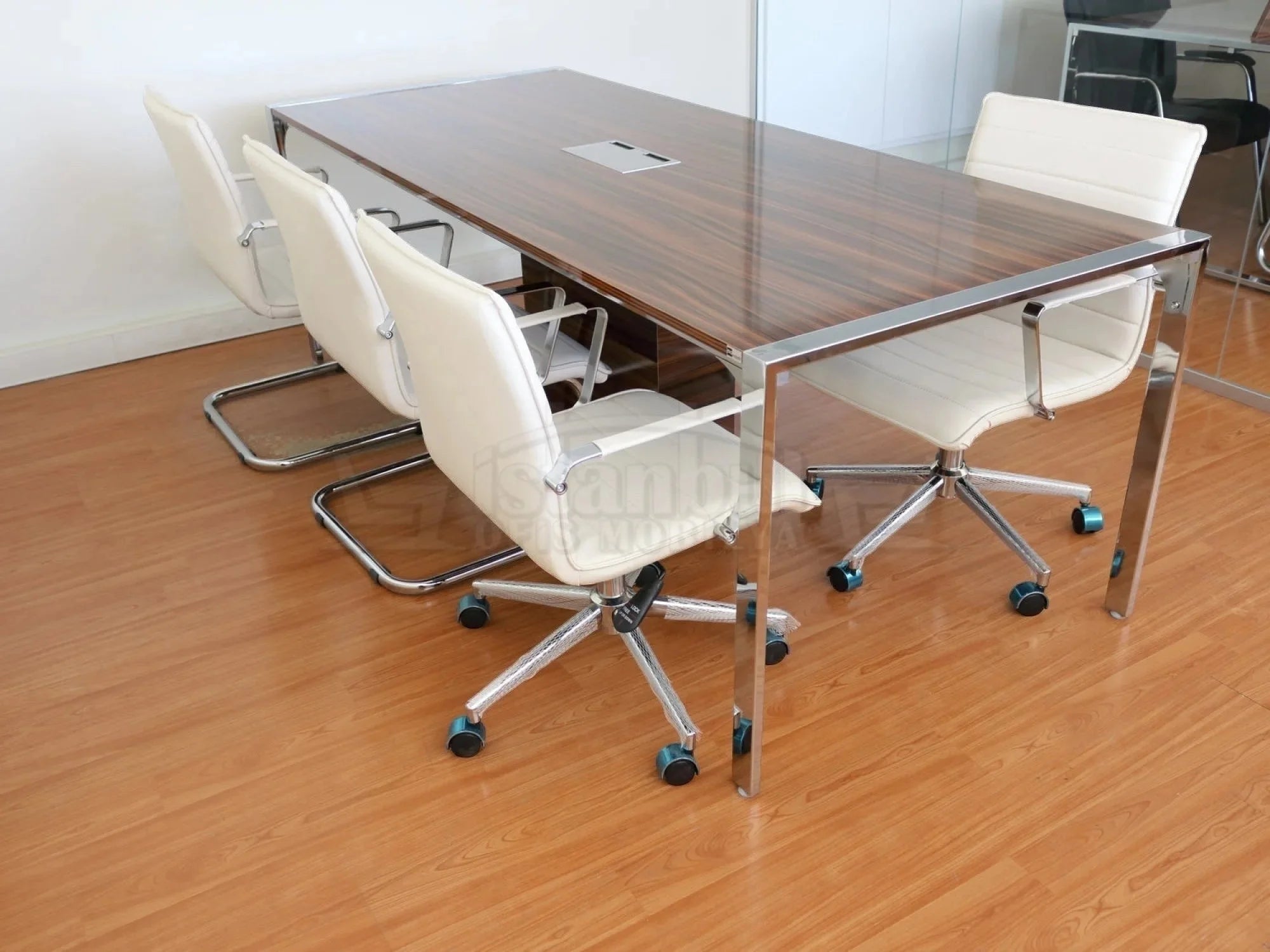 İstanbul Ofis Mobilya ceviz ahşap yüzeyli, krom U ayaklı ve priz sistemli modern tasarım toplantı masası.