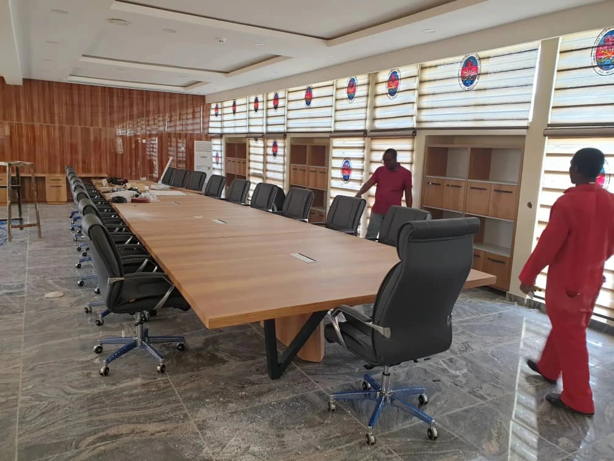 İstanbul Ofis Mobilya modern ahşap toplantı masası ve siyah deri ergonomik yönetici koltukları içeren ofis tasarımı