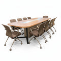 İstanbul Ofis Mobilya Cape Town toplantı masası, ahşap üst yüzey ve metal ayaklı, 300x130 cm ölçülerinde, modern ofisler için ideal.