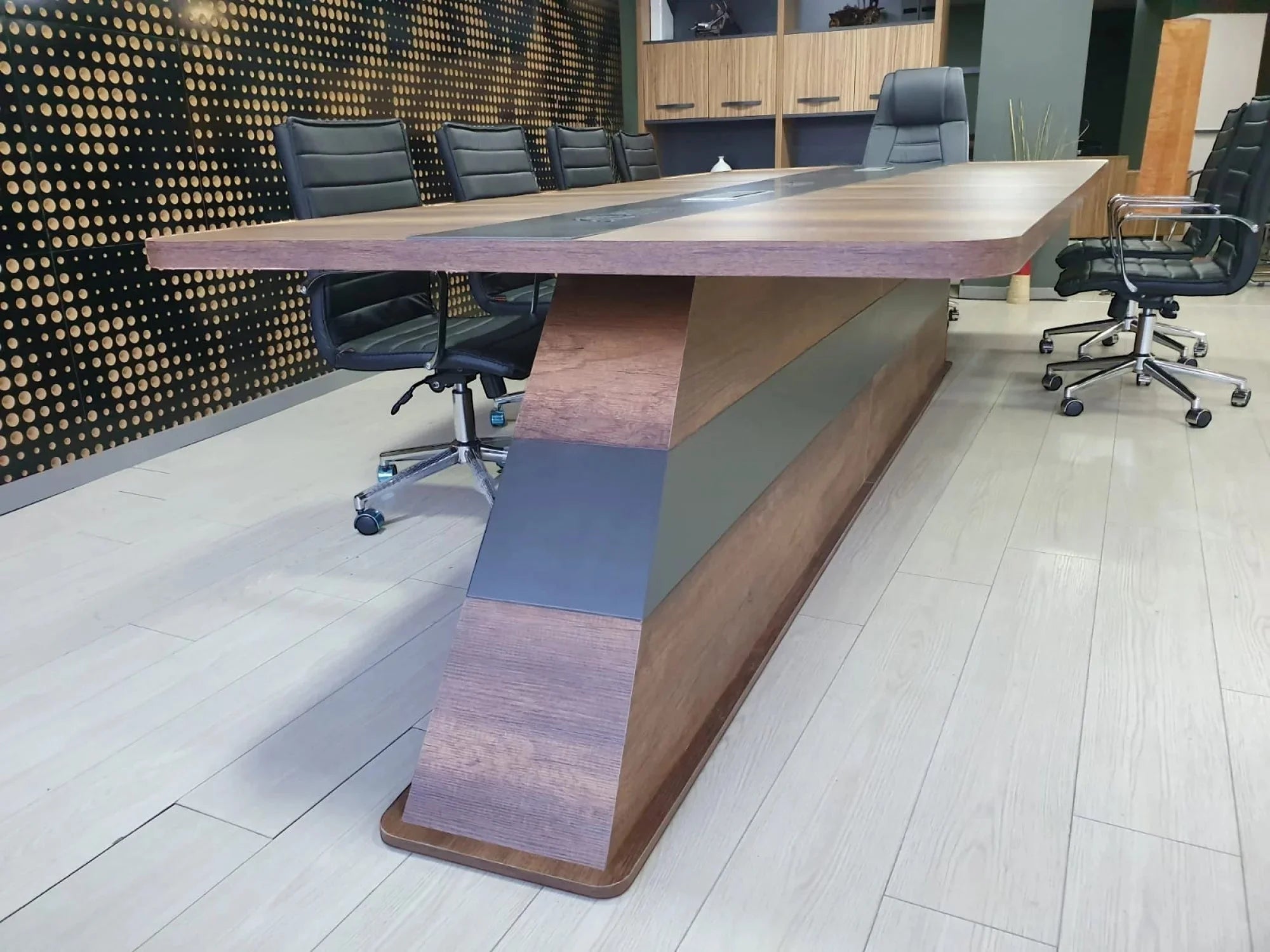 İstanbul Ofis Mobilya modern ceviz ve gri detaylı, kablo kanallı, 350cm büyük ofis toplantı masası.