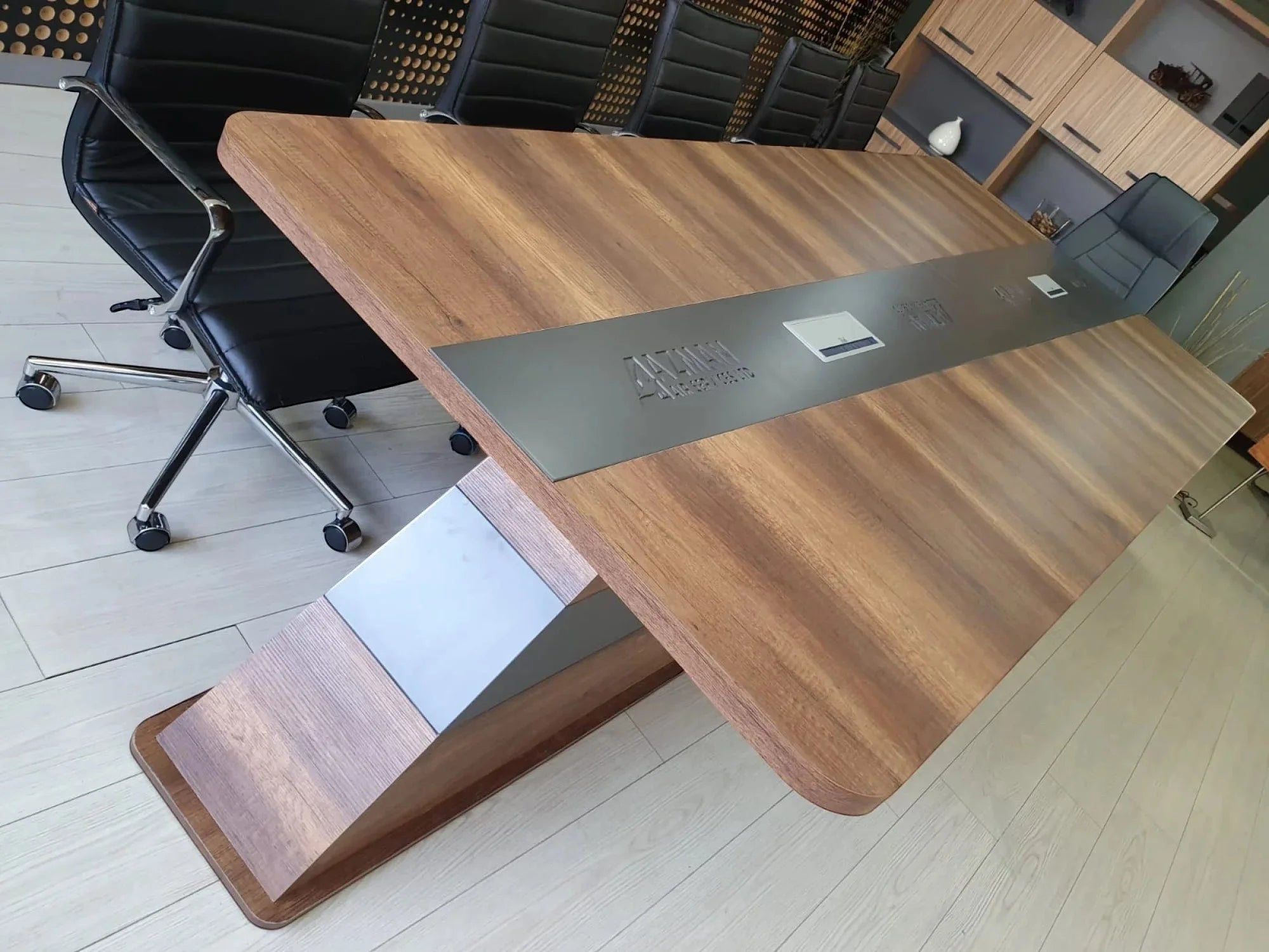 İstanbul Ofis Mobilya modern ceviz ve gri detaylı, kablo kanallı büyük ofis toplantı masası tasarımı.