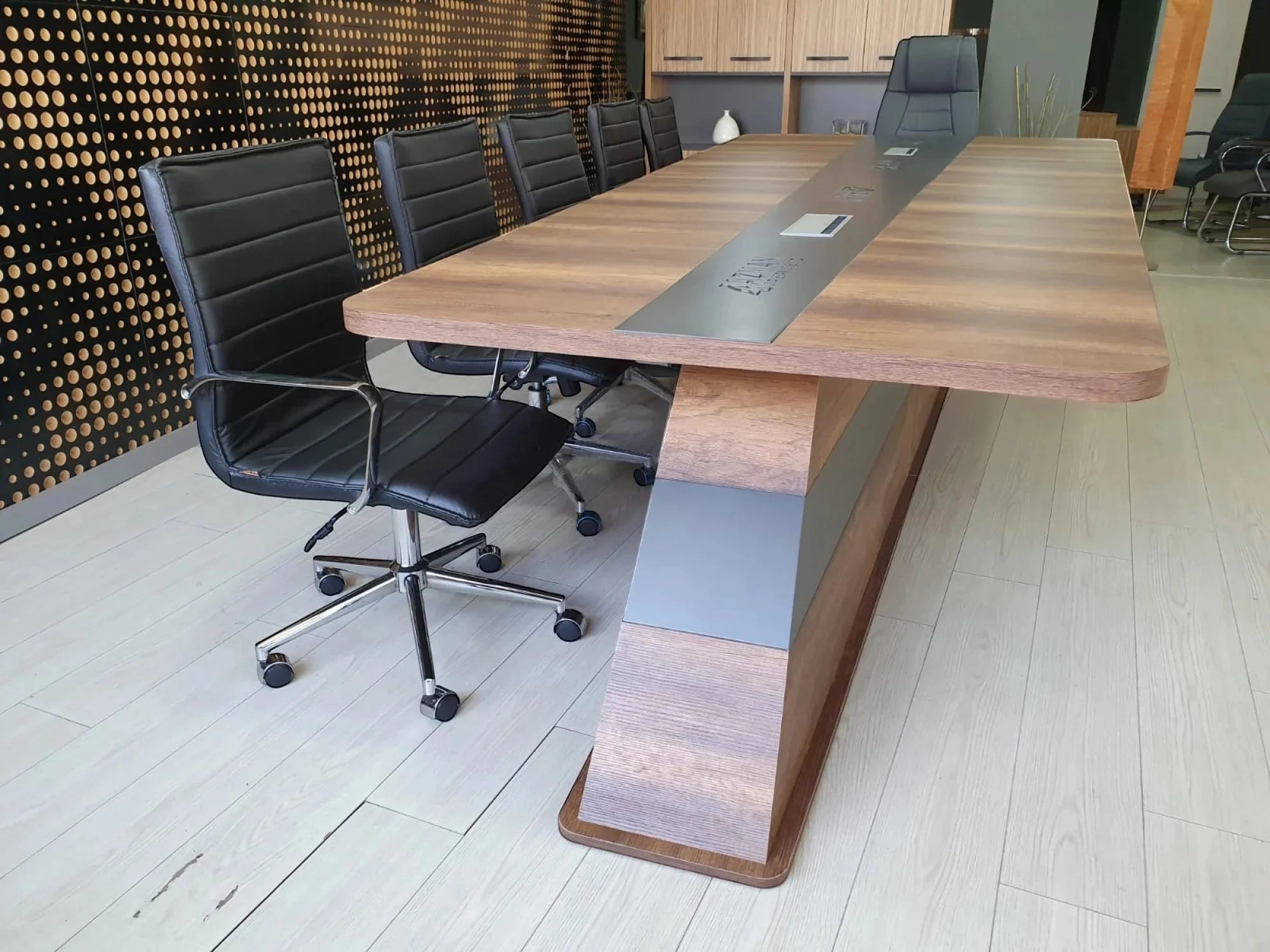 İstanbul Ofis Mobilya tasarımı, ceviz ahşap ve gri detaylı, kablo kanallı modern büyük ofis toplantı masası.