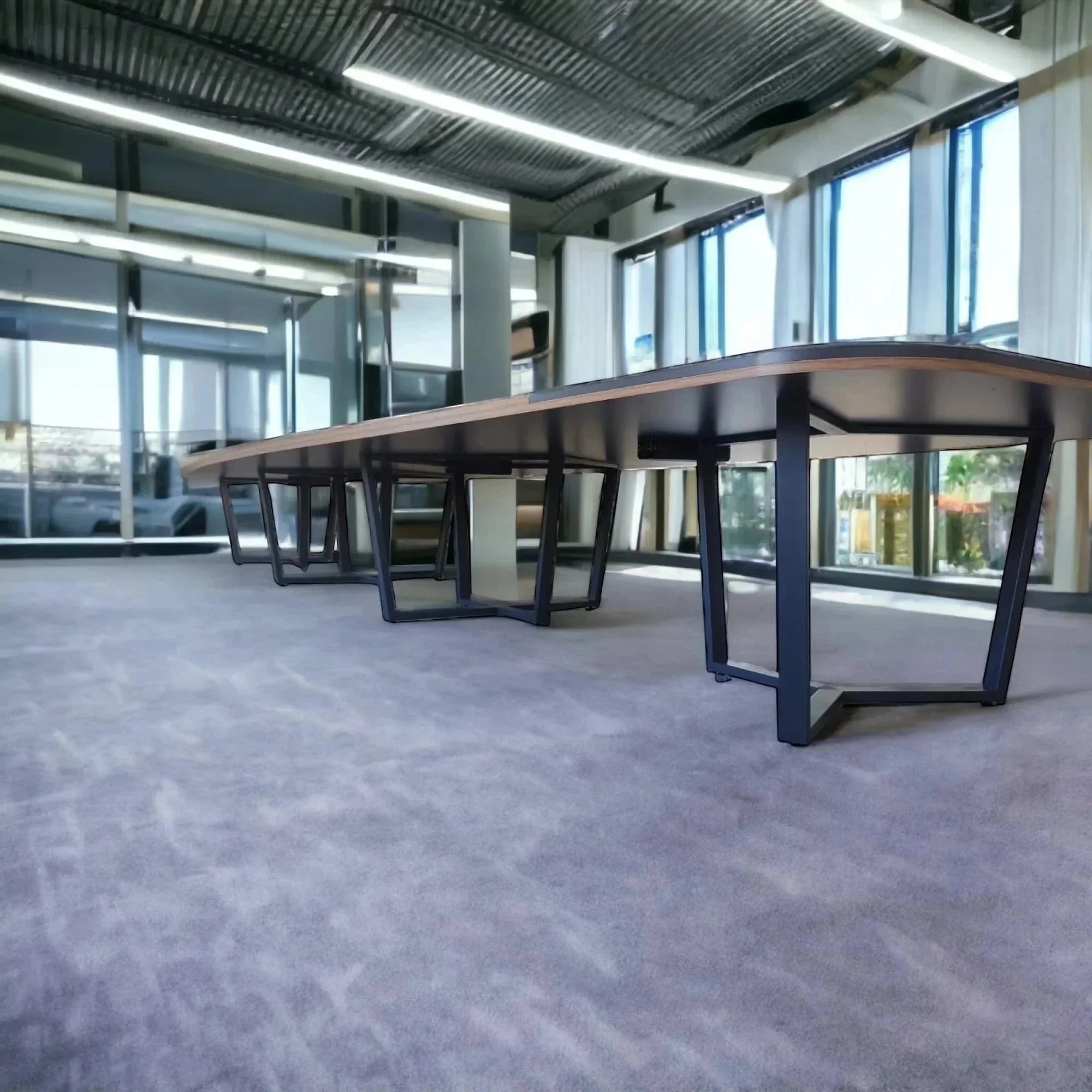 İstanbul Ofis Mobilya modern tasarımlı, metal ayaklı, 20-22 kişilik geniş oval ofis toplantı masası.