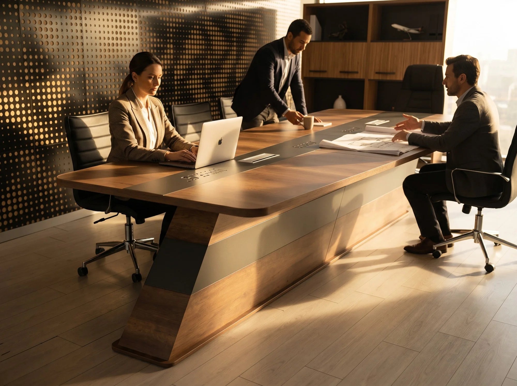 İstanbul Ofis Mobilya modern ceviz ve gri detaylı, kablo kanallı büyük toplantı masasında çalışan profesyonel ekip.