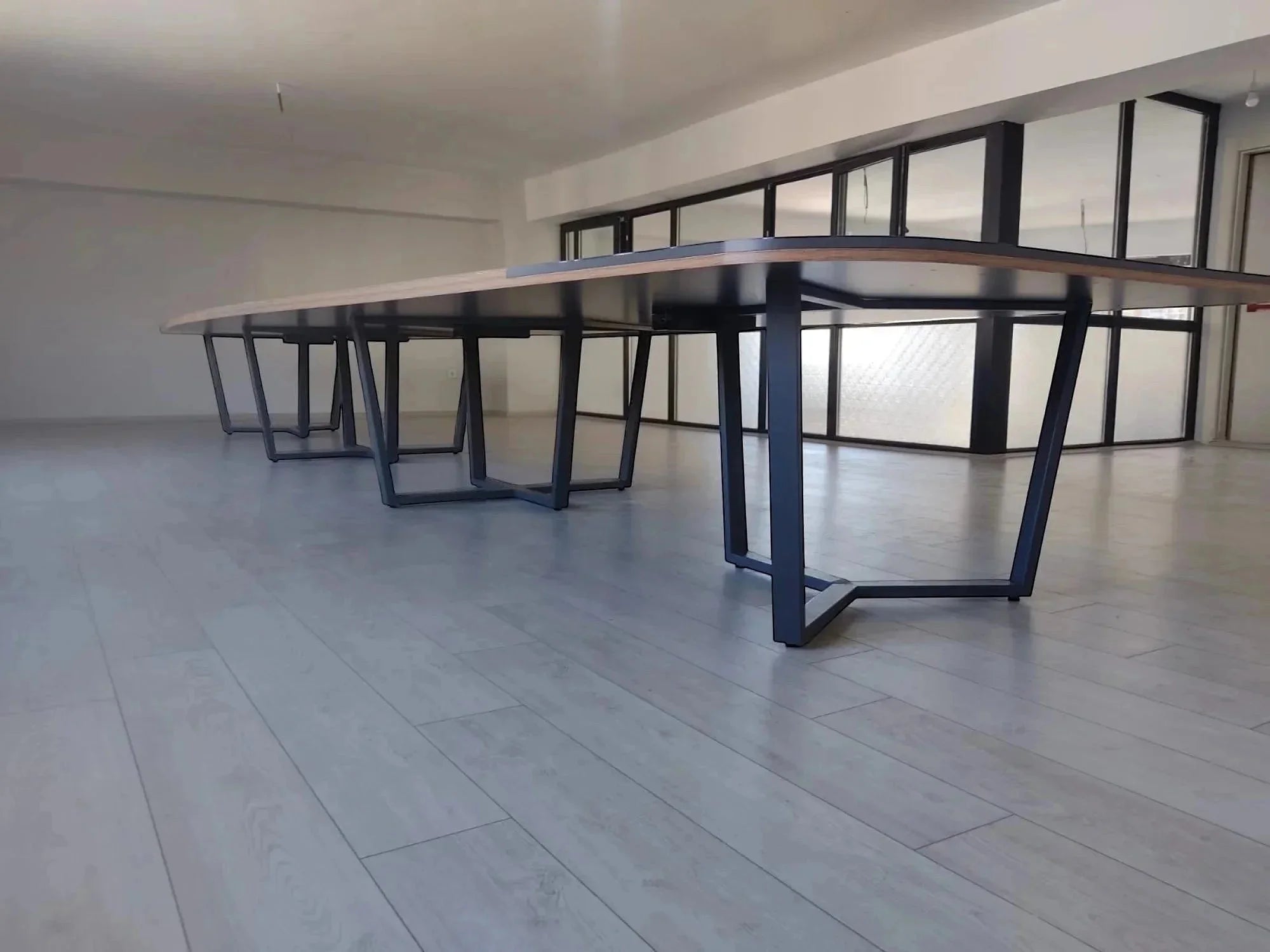 İstanbul Ofis Mobilya modern ahşap ve metal ayaklı, 20-22 kişilik büyük oval ofis toplantı masası.