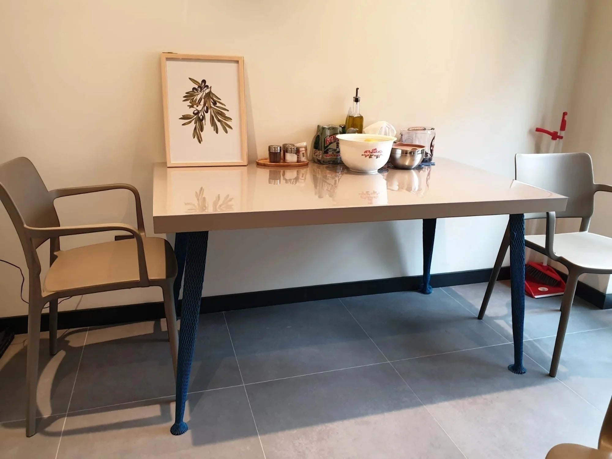 İstanbul Ofis Mobilya marka, koyu mavi dokulu ayaklara sahip, bej renkli modern dikdörtgen ofis ve mutfak masası.