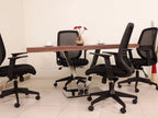İstanbul Ofis Mobilya modern ahşap toplantı masası, V formunda metal ayaklı ve siyah fileli ofis sandalyeleri ile set