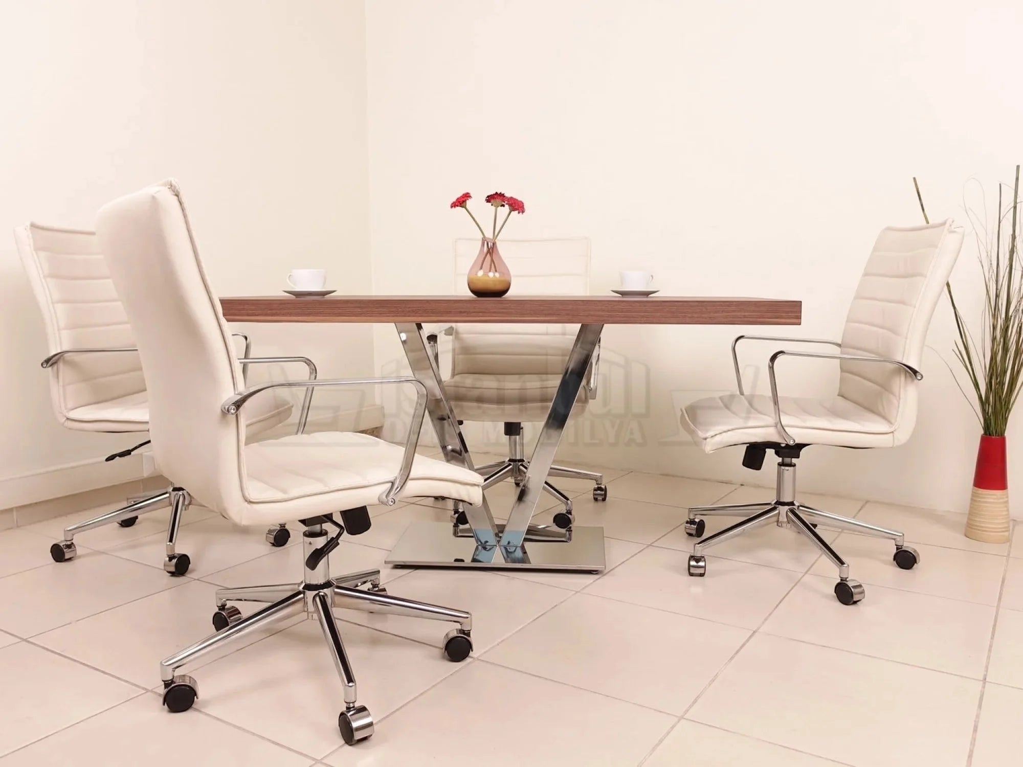 İstanbul Ofis Mobilya modern ahşap toplantı masası ve beyaz deri ofis sandalyeleri ile şık bir toplantı odası takımı.