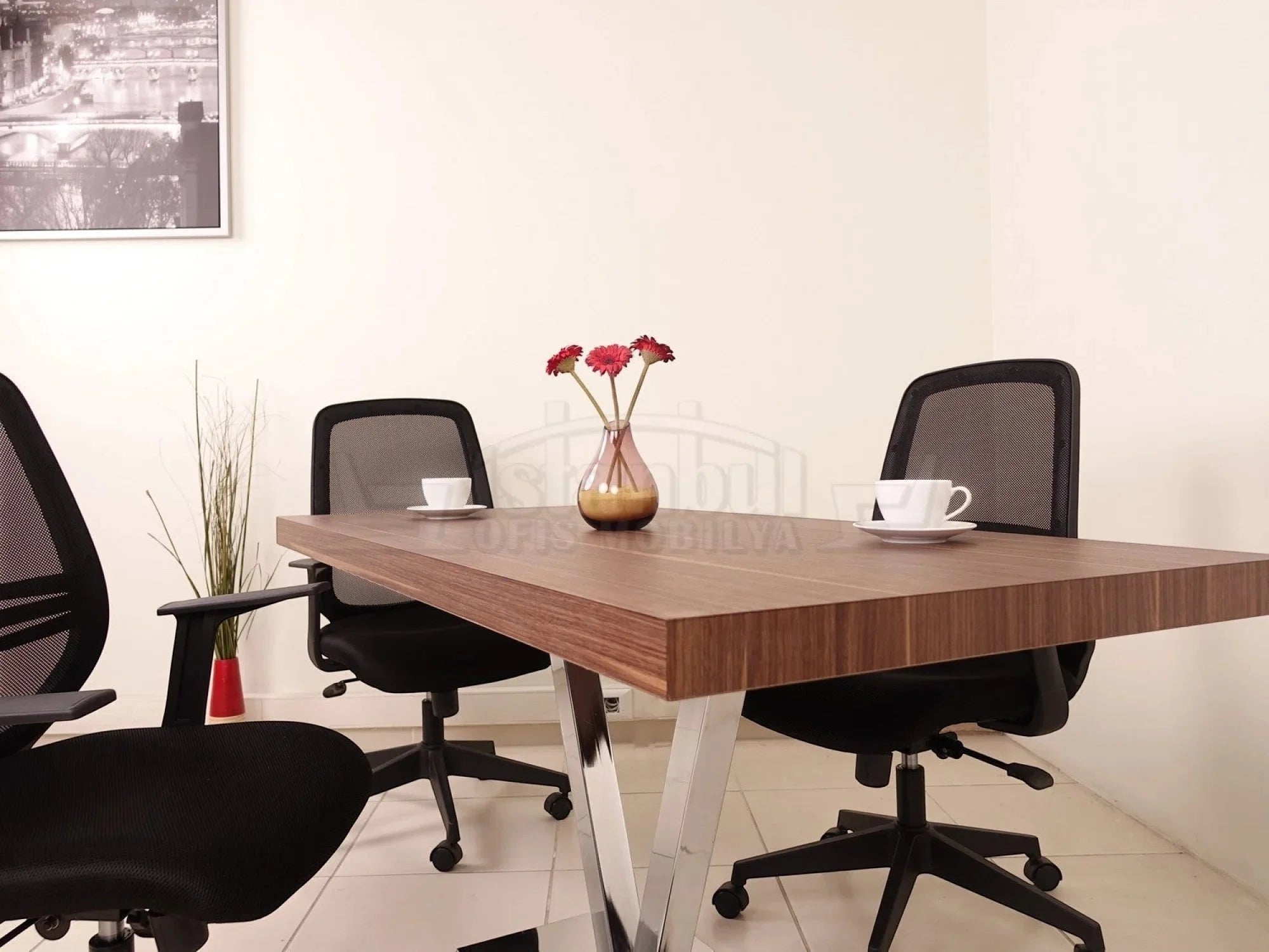 İstanbul Ofis Mobilya modern ahşap toplantı masası, V formunda metal ayaklı ve siyah fileli ofis sandalyeleri ile.
