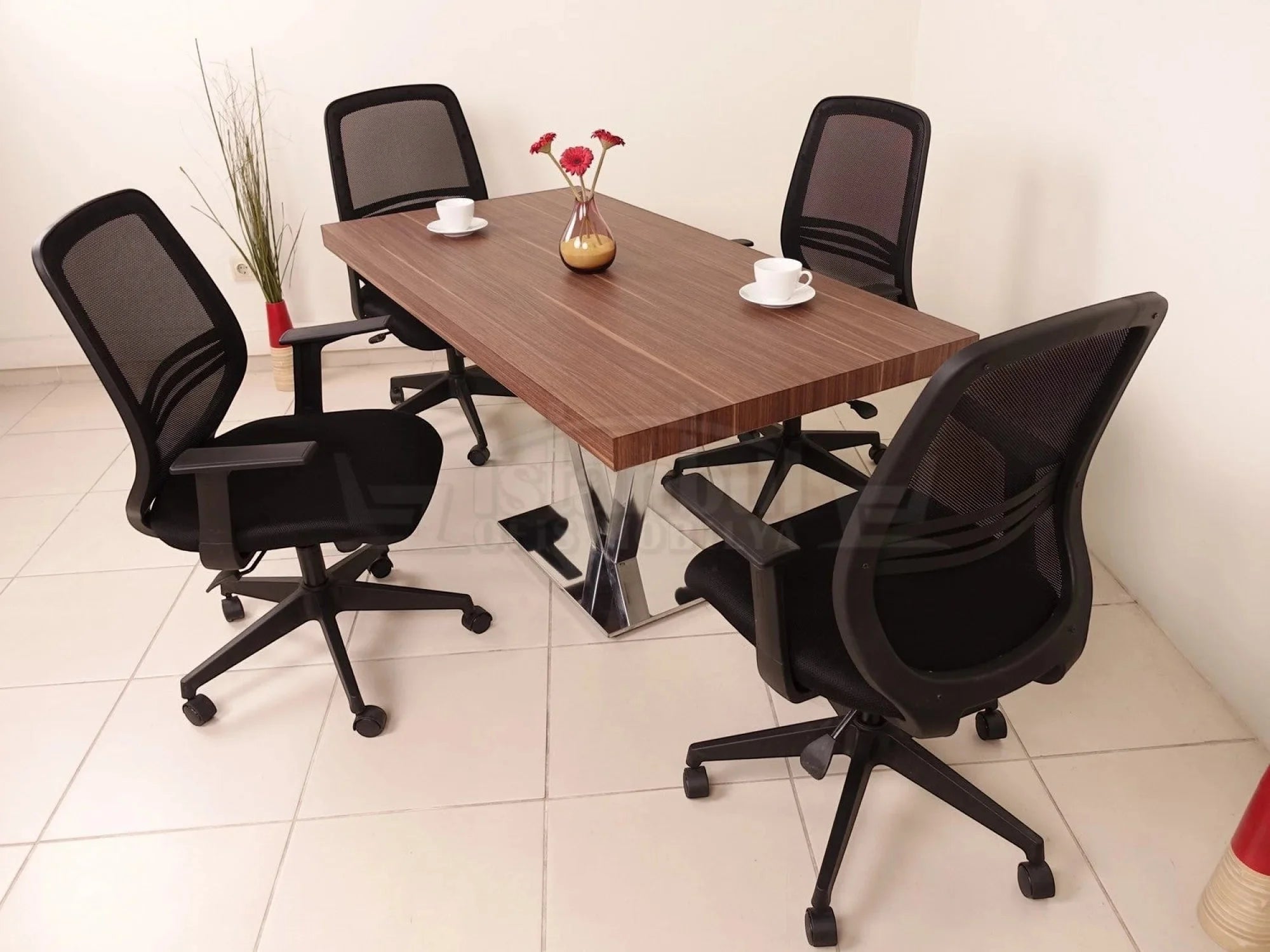 İstanbul Ofis Mobilya modern ahşap toplantı masası ve dört adet siyah fileli ofis sandalyesi seti