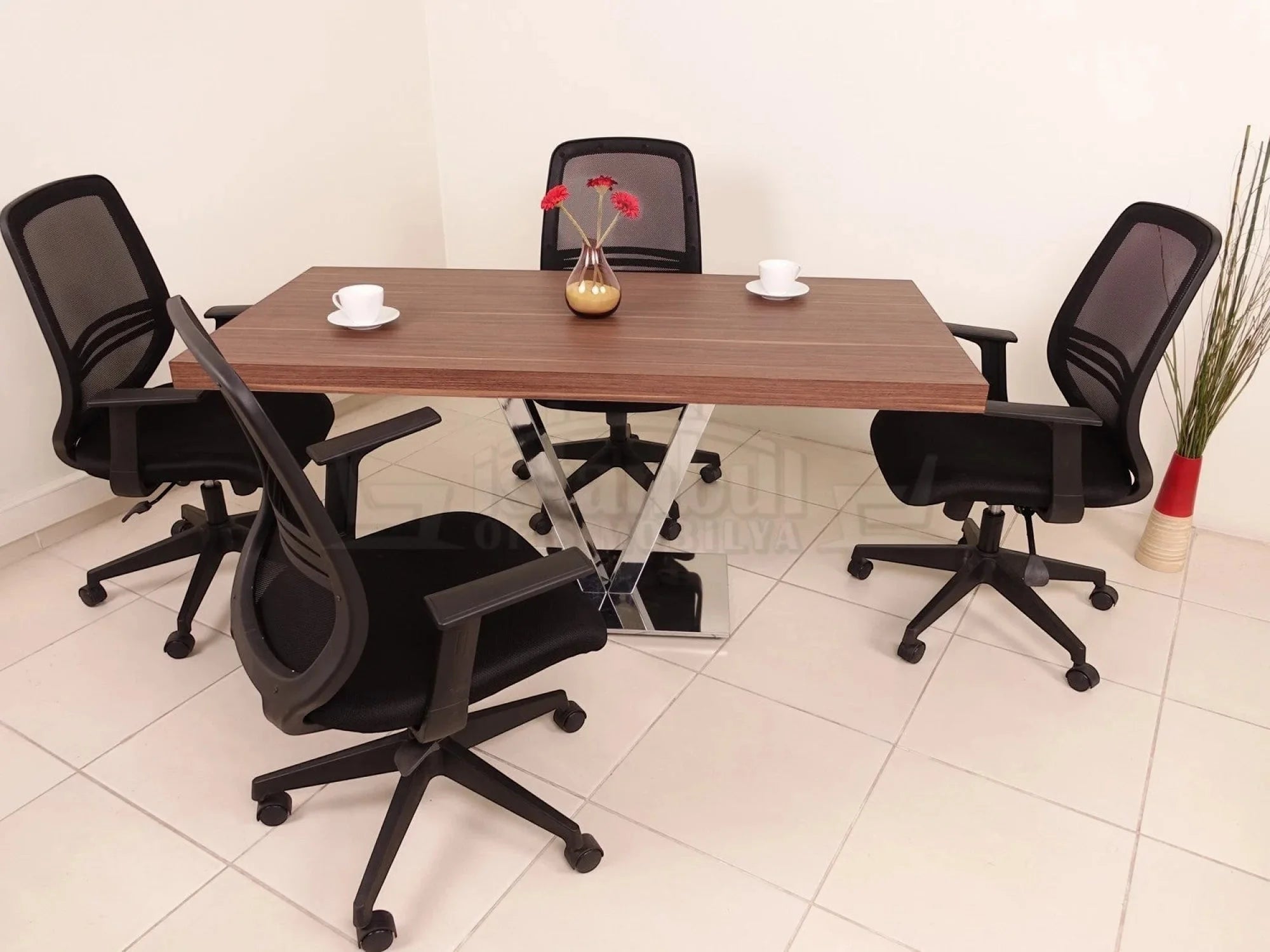 İstanbul Ofis Mobilya modern ahşap toplantı masası ve dört adet siyah fileli ofis sandalyesi seti