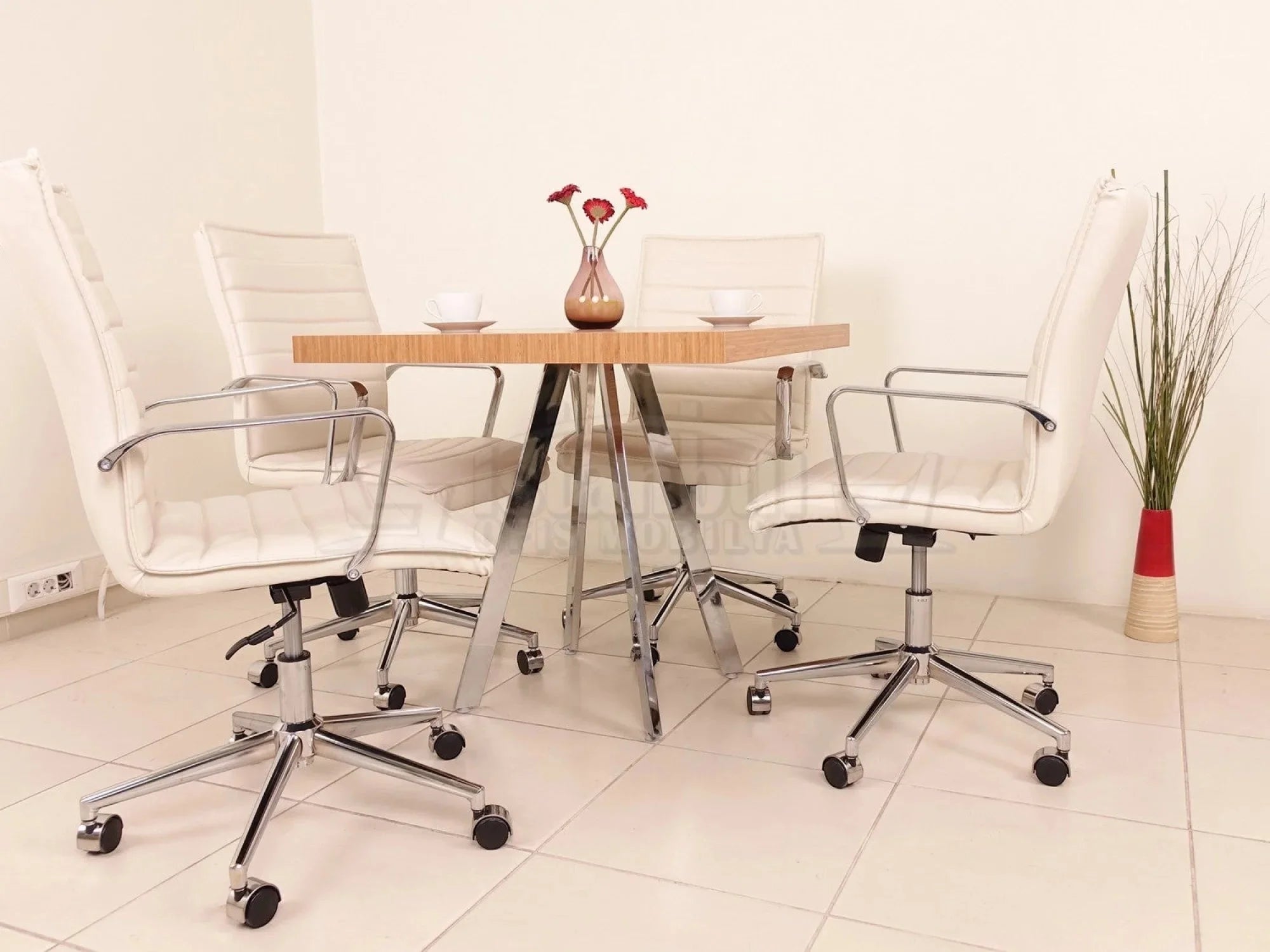 İstanbul Ofis Mobilya marka ahşap tablalı ve krom metal ayaklı modern kare ofis toplantı masası