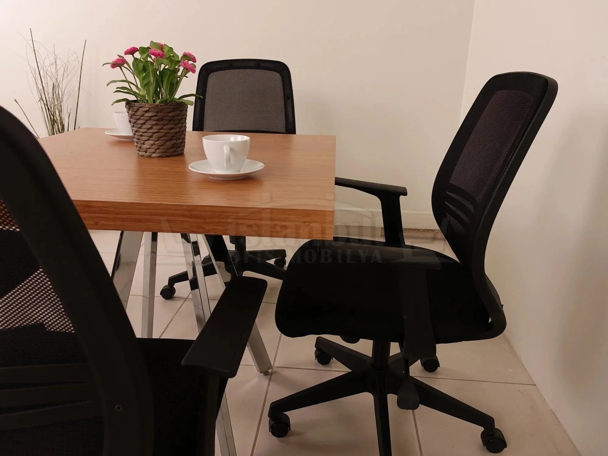 İstanbul Ofis Mobilya modern ahşap yüzeyli ve metal ayaklı kare toplantı masası