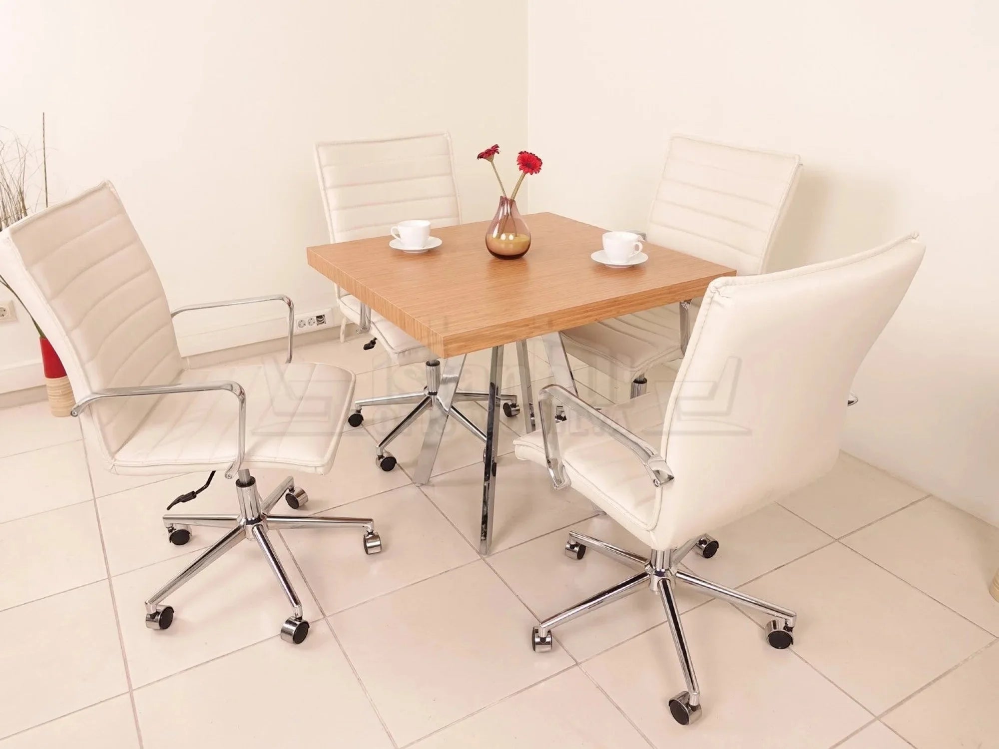 İstanbul Ofis Mobilya ahşap yüzeyli ve krom ayaklı modern kare toplantı masası