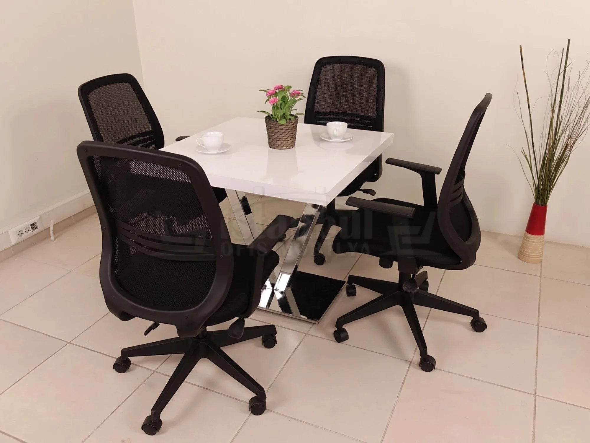 İstanbul Ofis Mobilya Viyana model beyaz kare toplantı masası ve dört adet siyah fileli ofis sandalyesi seti