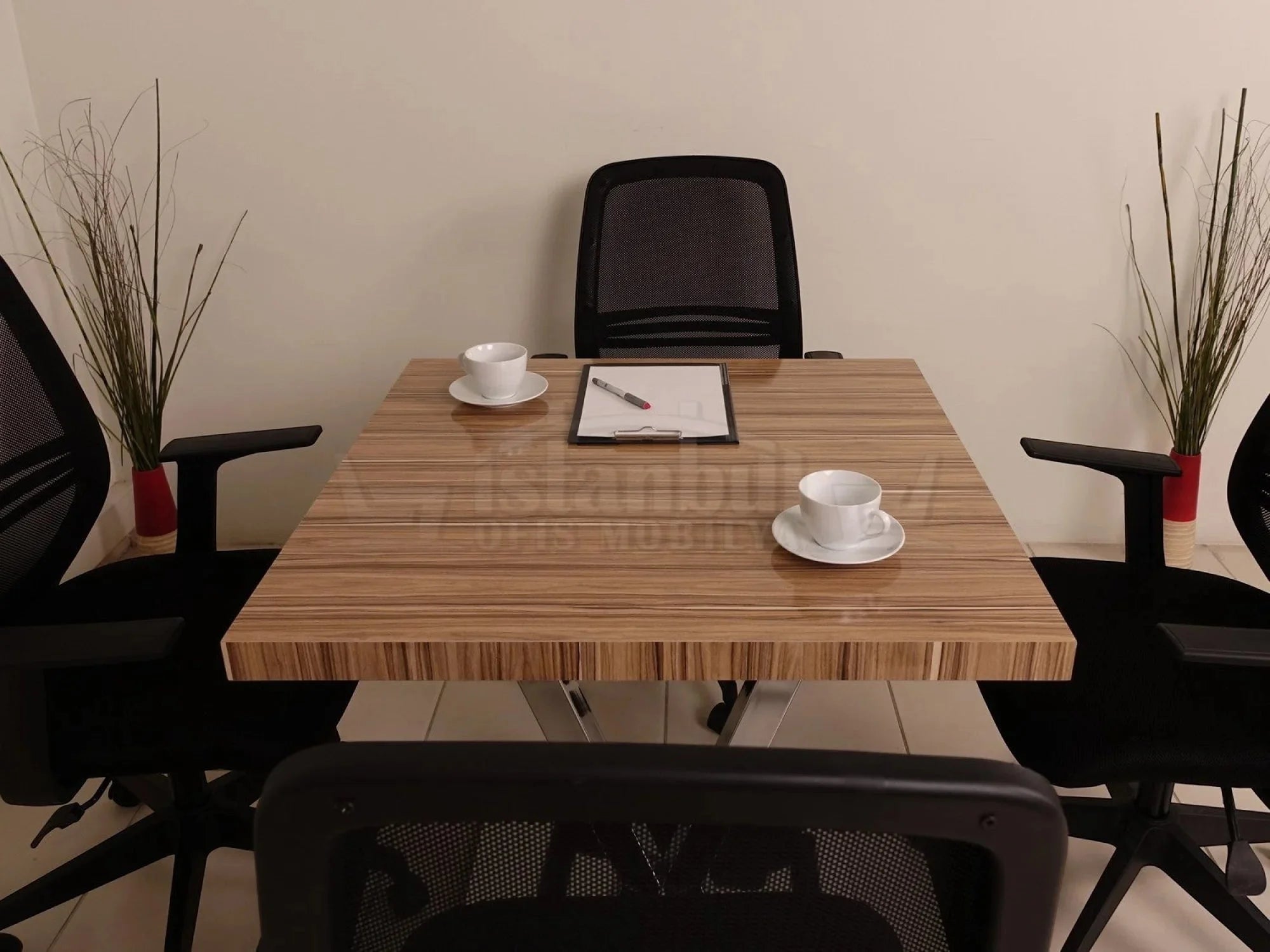İstanbul Ofis Mobilya ahşap desenli kare toplantı masası, modern ofis dekorasyonu için şık ve dayanıklı çalışma alanı.
