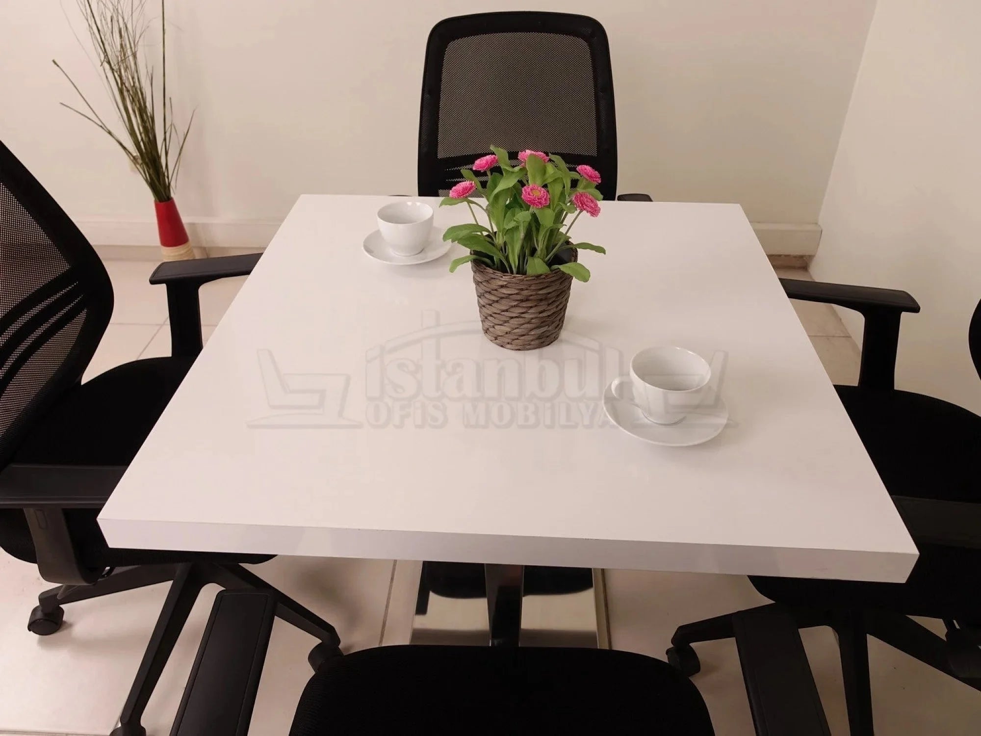 İstanbul Ofis Mobilya marka beyaz kare ofis toplantı masası, krom metal ayaklı modern ve minimalist tasarım.