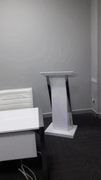 İstanbul Ofis Mobilya modern beyaz konuşma kürsüsü, metalik detaylı minimalist tasarım, konferans ve sunum standı.