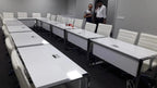 İstanbul Ofis Mobilya marka modern beyaz ofis toplantı masaları ve uyumlu beyaz deri sandalyeler konferans salonunda
