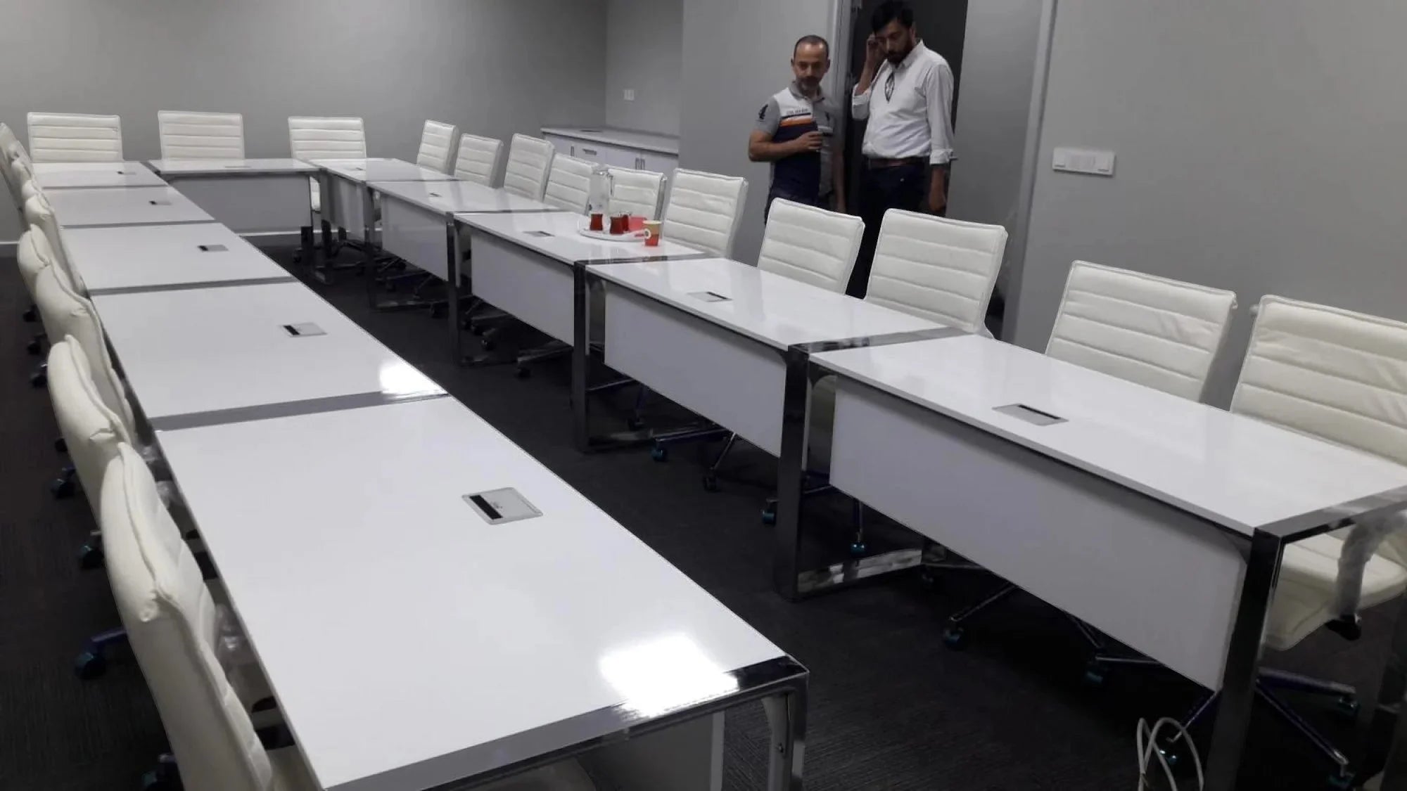 İstanbul Ofis Mobilya marka modern beyaz ofis toplantı masaları ve uyumlu beyaz deri sandalyeler konferans salonunda