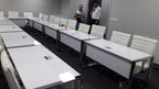 İstanbul Ofis Mobilya modern beyaz masa ve sandalyelerle döşenmiş profesyonel toplantı odası düzeni