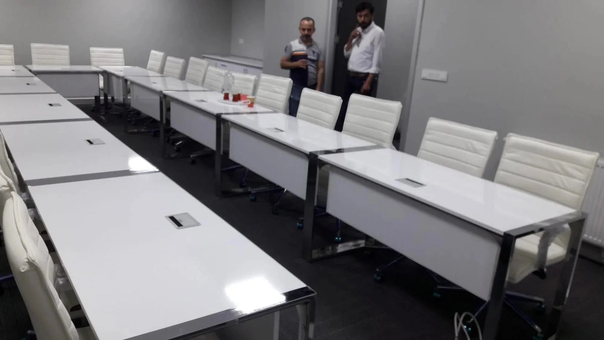 İstanbul Ofis Mobilya modern beyaz masa ve sandalyelerle döşenmiş profesyonel toplantı odası düzeni
