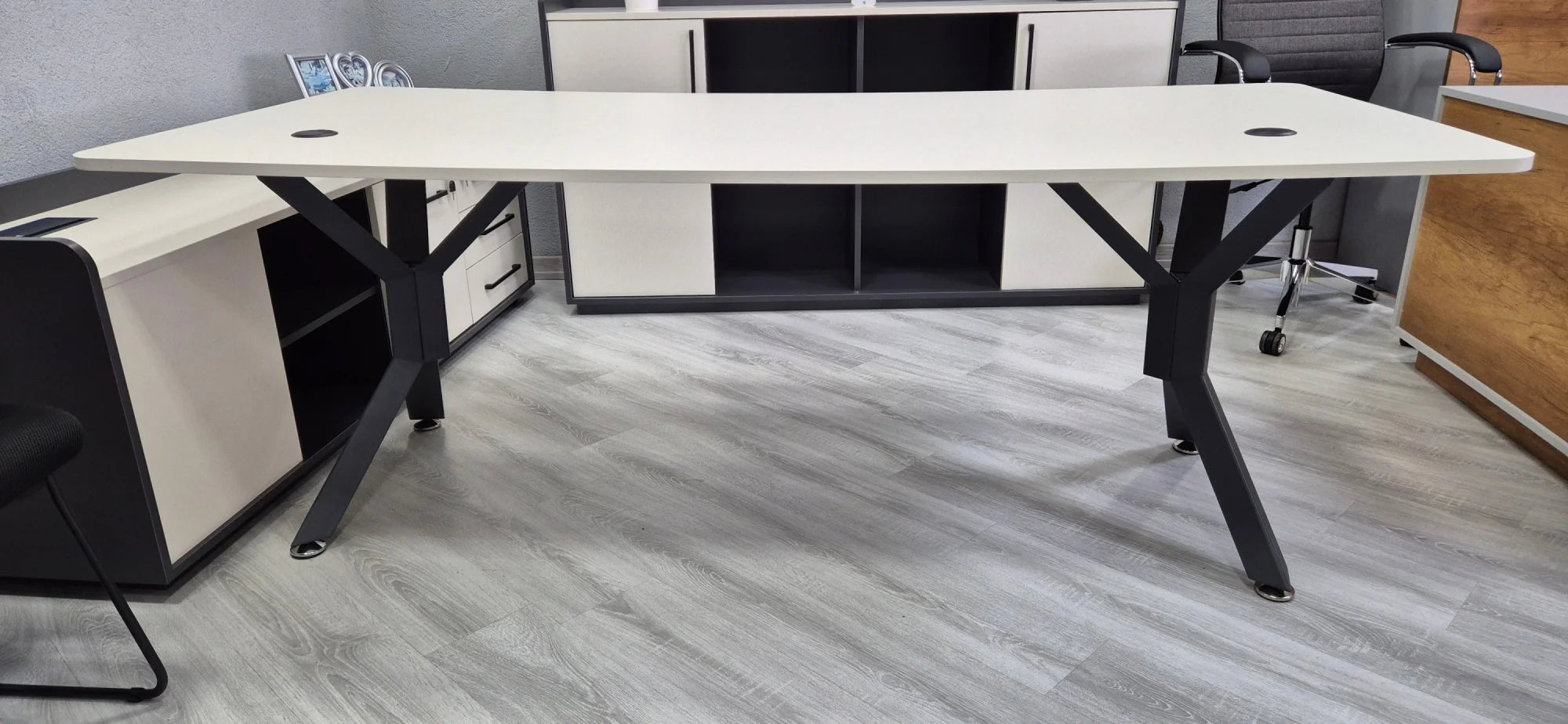 Modern Tasarımlı Ofis Toplantı Masası