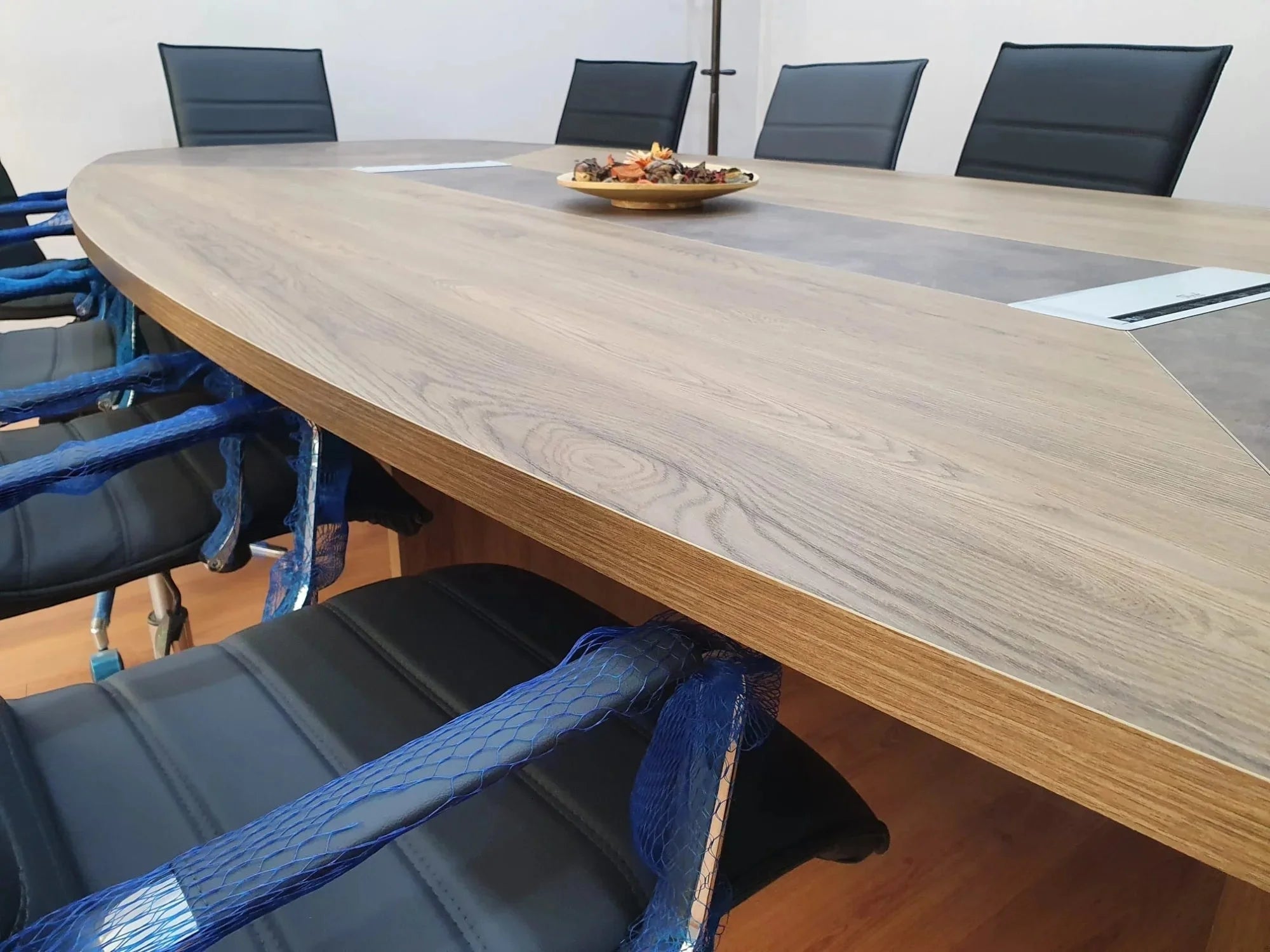 İstanbul Ofis Mobilya modern ahşap ve gri detaylı, 355x150cm geniş oval ofis toplantı masası ve siyah deri sandalyeler