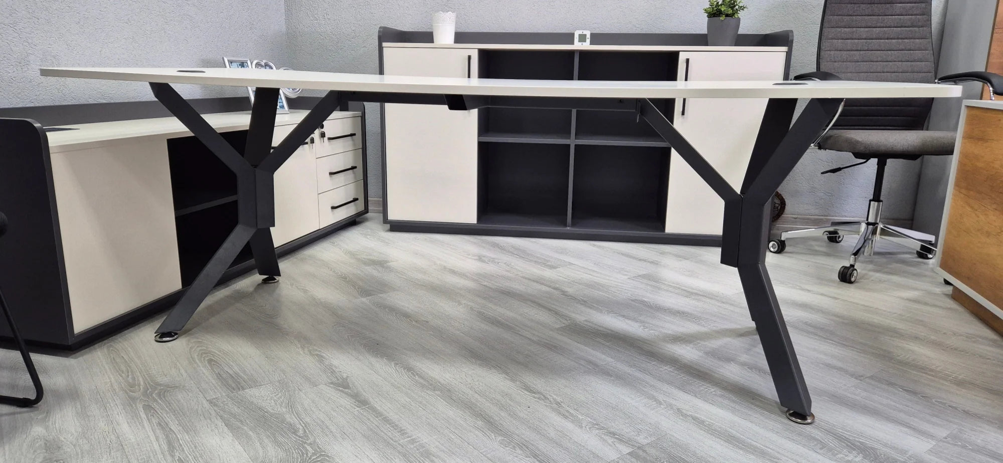 Modern Tasarımlı Ofis Toplantı Masası