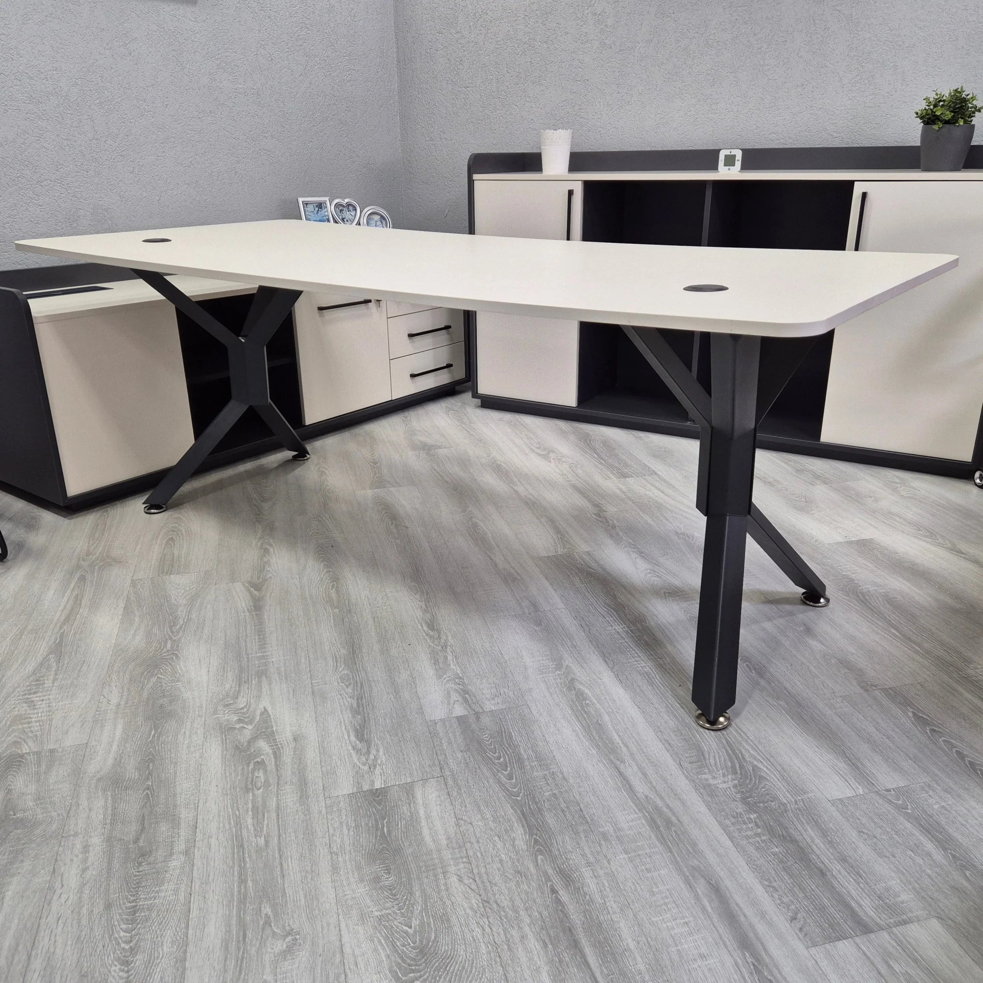 Modern Tasarımlı Ofis Toplantı Masası