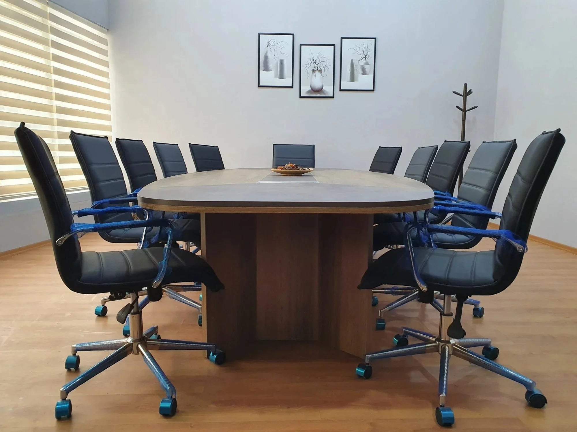İstanbul Ofis Mobilya modern ahşap ve gri detaylı 355x150cm oval toplantı masası ve siyah ofis sandalyeleri