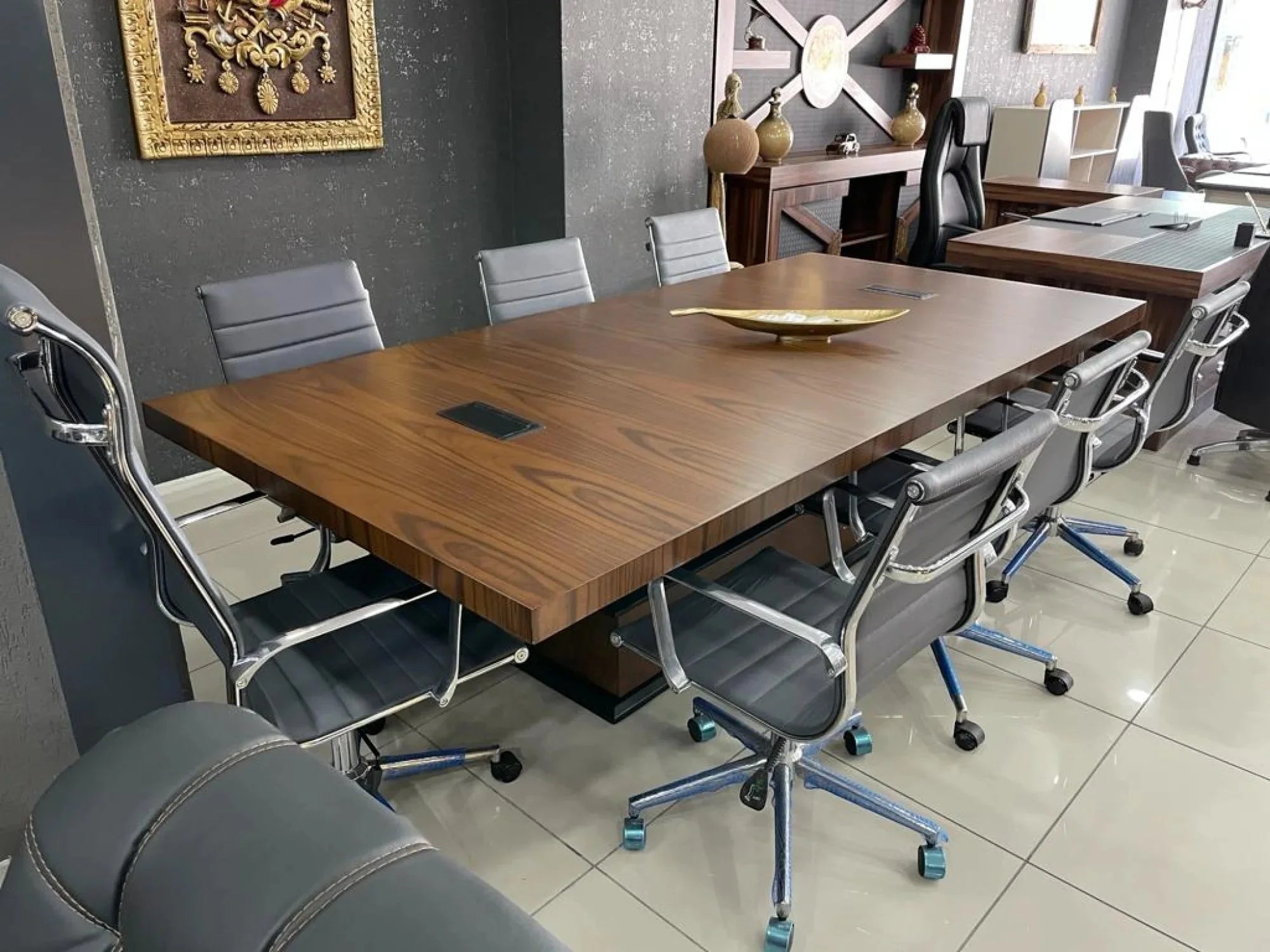 İstanbul Ofis Mobilya ceviz ve siyah detaylı, kablo yönetim sistemine sahip modern yönetici toplantı masası.