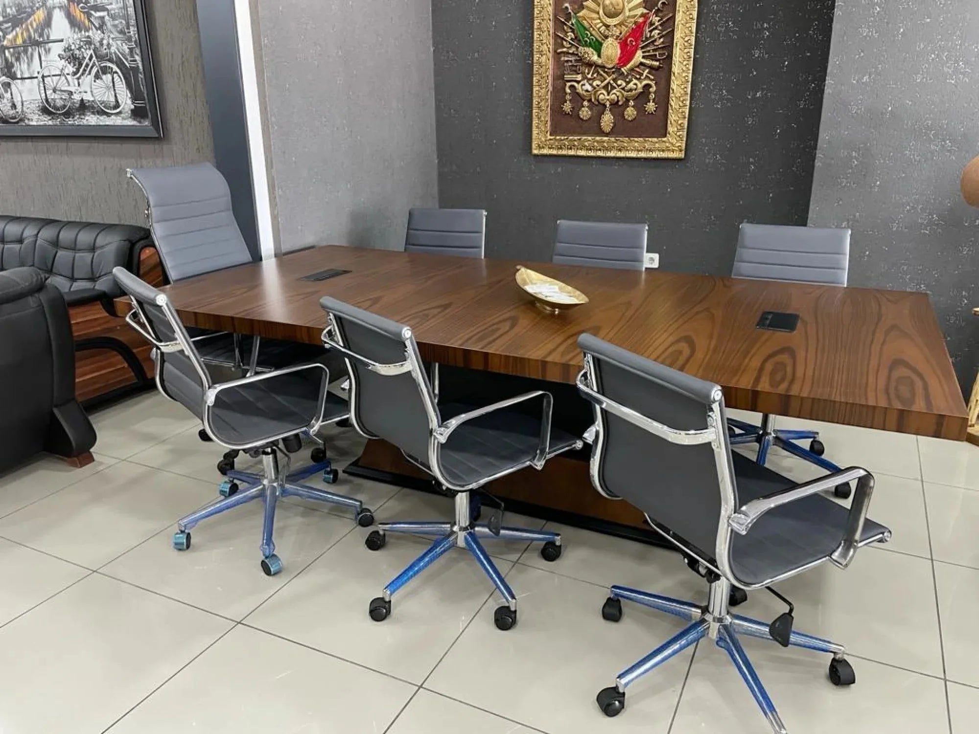 İstanbul Ofis Mobilya modern ceviz ahşap yönetici toplantı masası ve gri ofis sandalyeleri