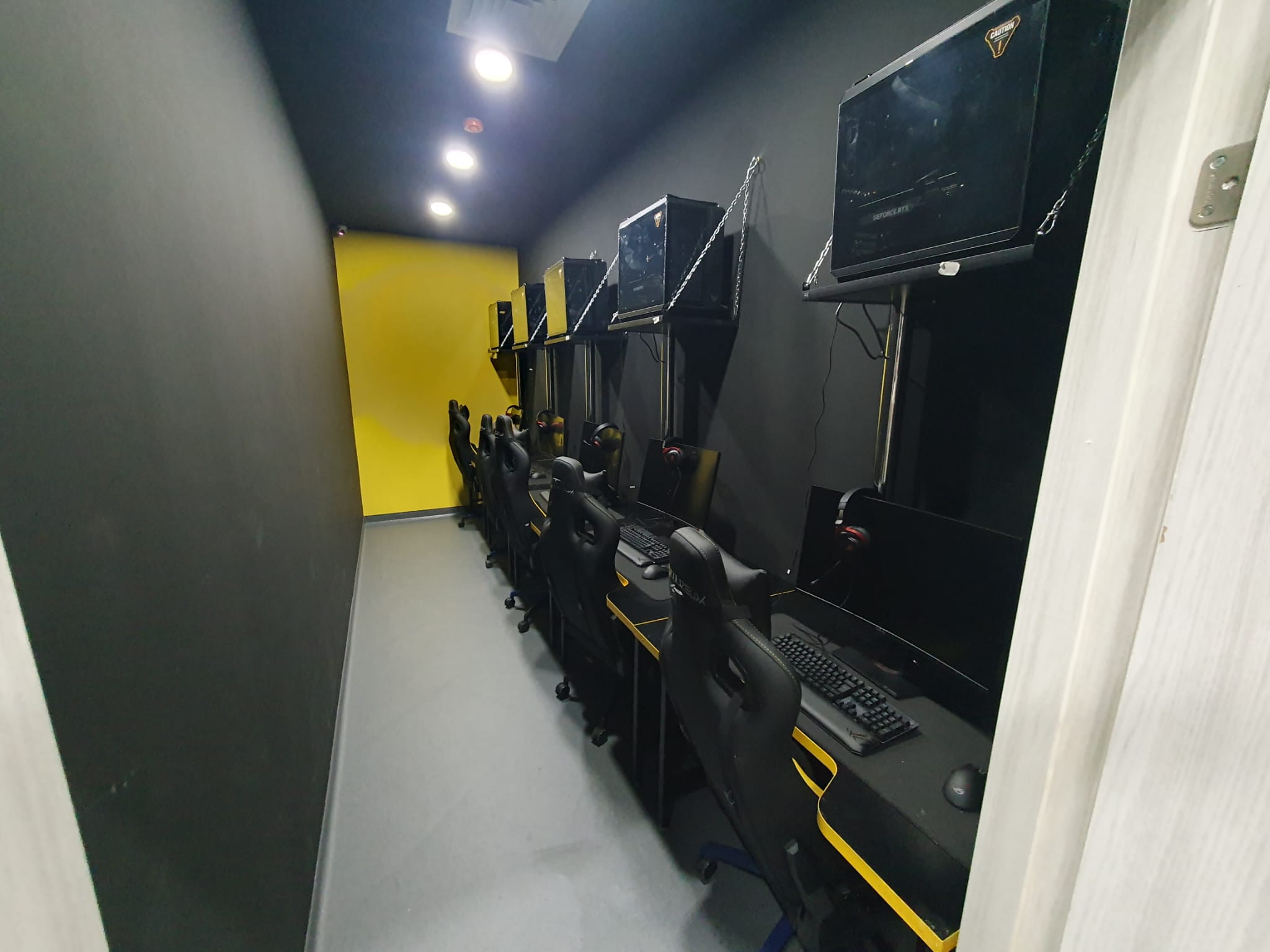 Colizeum Gaming Desks and Gaming Furniture